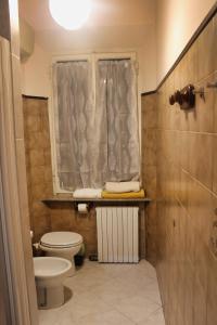een kleine badkamer met een toilet en een raam bij Estancia en Pontedera in Pontedera