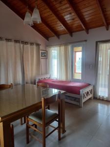una camera con letto, tavolo e scrivania di Shanti a Esquel