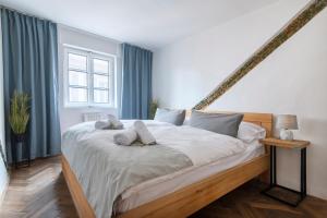 Schlafzimmer mit einem großen Bett und blauen Vorhängen in der Unterkunft 20 seconds to Charles Bridge in Prag
