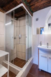 ein Bad mit einer Dusche und einem Waschbecken in der Unterkunft 20 seconds to Charles Bridge in Prag