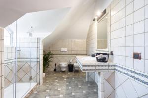 拉拉古纳Casa Lali Habitación 3的带水槽和马桶的浴室
