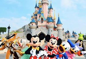 Um grupo de Mario e Mickeys em frente ao Castelo Disney. em Studio Disney em Esbly