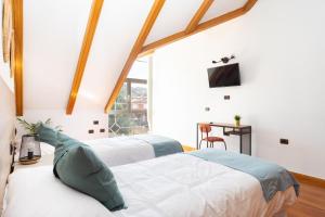 dwa łóżka w pokoju z oknem w obiekcie Casa Lali Habitación 3 w mieście La Laguna