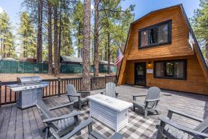 une terrasse avec des chaises et un barbecue ainsi qu'une maison dans l'établissement Grand Canyon Cabin! One hour and 10 minutes to the South Entrance!, à Williams