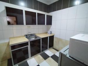 a small kitchen with a sink and a counter at شقق الاحلام بحراء للايجار الشهري والسنوي in Jeddah