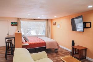 TV a/nebo společenská místnost v ubytování Helper Apartment