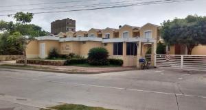 une grande maison au bord d'une rue dans l'établissement Habitacion Medusa, à Barranquilla 1 autre photo