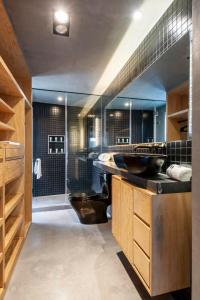 baño con 2 lavabos y espejo grande en Modern 1BR with Terrace in Roma Norte, en Ciudad de México