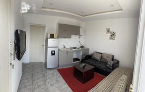 un salon avec un canapé et une cuisine dans l'établissement Diar Amina, à Midoun