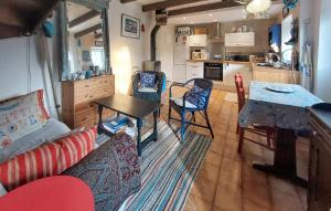 sala de estar con sofá, mesa y cocina en Gorgeous Home In Pleumeur-bodou With Kitchenette en Pleumeur-Bodou