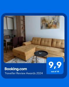 ein Wohnzimmer mit einem Sofa und einem Tisch in der Unterkunft Apartman Nomino in Zvornik