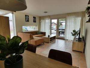 ein Wohnzimmer mit einem Sofa und einem Tisch in der Unterkunft Nice house with dishwasher, not far from Amsterdam in Uitgeest