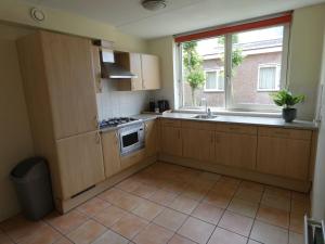 UitgeestにあるHouseboat in Waterpark with Private Dockの空のキッチン(シンク付)、窓