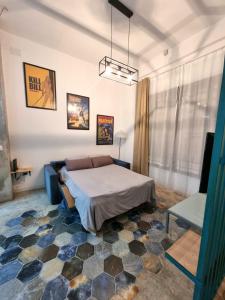 1 dormitorio con 1 cama y una planta de tablero de ajedrez en Apartamento Pelayo, en Valencia