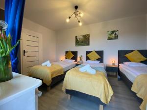 Ένα ή περισσότερα κρεβάτια σε δωμάτιο στο Apartamenty Pod Zamkiem