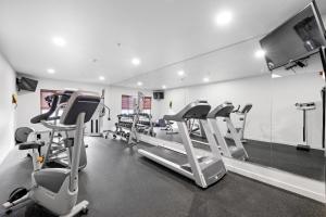 Fitness centrum a/nebo fitness zařízení v ubytování The Evergreen Hotel
