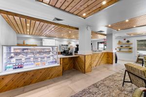 a fast food restaurant with a counter and a bakery at The Evergreen Hotel in McCall