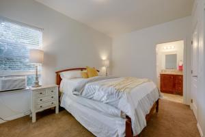 een slaapkamer met een bed, een bureau en een raam bij Cozy Oak View Getaway about 5 Mi to Ojai Valley! in Oak View