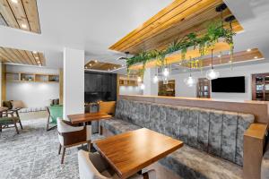 um restaurante com um bar com mesas e cadeiras em The Evergreen Hotel em McCall