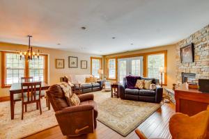 克利埃勒姆Forested Cle Elum Home with Trail Access and Deck的客厅配有家具和石墙