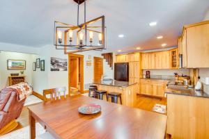 Forested Cle Elum Home with Trail Access and Deck的厨房或小厨房