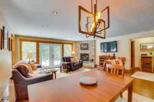Forested Cle Elum Home with Trail Access and Deck的休息区