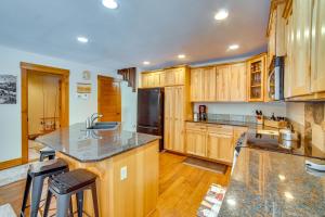 Forested Cle Elum Home with Trail Access and Deck的厨房或小厨房