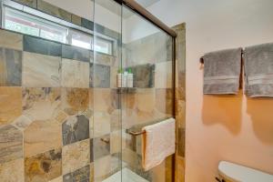Forested Cle Elum Home with Trail Access and Deck的一间浴室