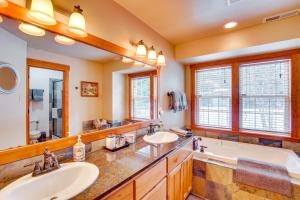 克利埃勒姆Forested Cle Elum Home with Trail Access and Deck的配有两个水槽、一个浴缸和一面大镜子的浴室 更多36张照片