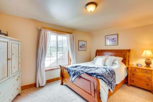 Forested Cle Elum Home with Trail Access and Deck客房内的一张或多张床位
