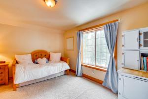 Forested Cle Elum Home with Trail Access and Deck客房内的一张或多张床位