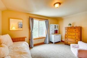 Forested Cle Elum Home with Trail Access and Deck的厨房或小厨房