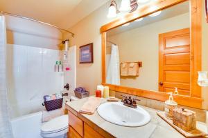 Forested Cle Elum Home with Trail Access and Deck的一间浴室
