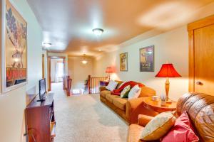 Forested Cle Elum Home with Trail Access and Deck的休息区