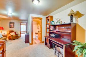 Forested Cle Elum Home with Trail Access and Deck的厨房或小厨房