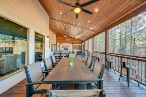 Fotografie z fotogalerie ubytování Luxe Group Getaway with 2-Story Deck in Broken Bow! v destinaci Broken Bow