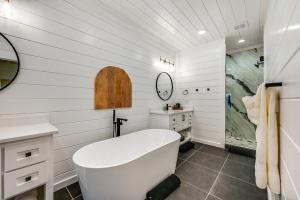 Koupelna v ubytování Luxe Group Getaway with 2-Story Deck in Broken Bow! + 34 fotografií