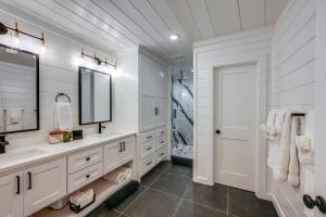 Koupelna v ubytování Luxe Group Getaway with 2-Story Deck in Broken Bow!