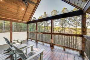 Balkón nebo terasa v ubytování Luxe Group Getaway with 2-Story Deck in Broken Bow!