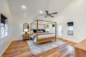 Postel nebo postele na pokoji v ubytování Luxe Group Getaway with 2-Story Deck in Broken Bow!