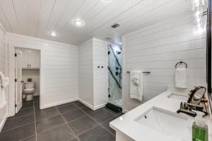 Koupelna v ubytování Luxe Group Getaway with 2-Story Deck in Broken Bow!