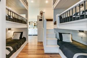 Posezení v ubytování Luxe Group Getaway with 2-Story Deck in Broken Bow!