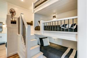 Fotografie z fotogalerie ubytování Luxe Group Getaway with 2-Story Deck in Broken Bow! v destinaci Broken Bow