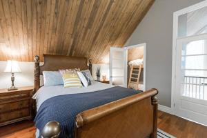 a bedroom with a bed with a wooden ceiling at Le Fitchbay in Beebe