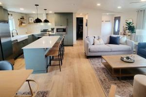 Posezení v ubytování Retreat at Bear Lake: Perfect for Your Stay