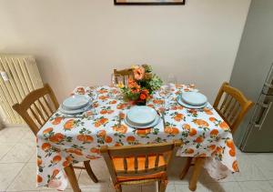 una mesa con un mantel con flores. en Ca' Mariuccia appartamento in Venaria Reale, en Venaria Reale