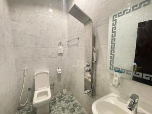 a bathroom with a toilet and a sink at شاليه منتجع هدا الأحلام 