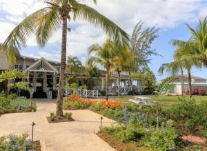 Um jardim em Sea Breeze Beach House All Inclusive by Ocean Hotels