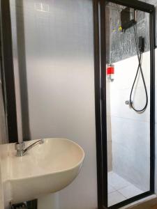 a bathroom with a sink and a shower at Hotel Sexta Avenida in Tapachula