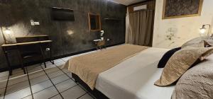 ein Schlafzimmer mit einem großen Bett und einem Waschbecken in der Unterkunft Hotel Sexta Avenida in Tapachula
